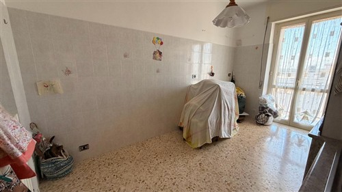 Centrale Appartamento di 3 Vani Oltre Acc. e Con Box Auto.